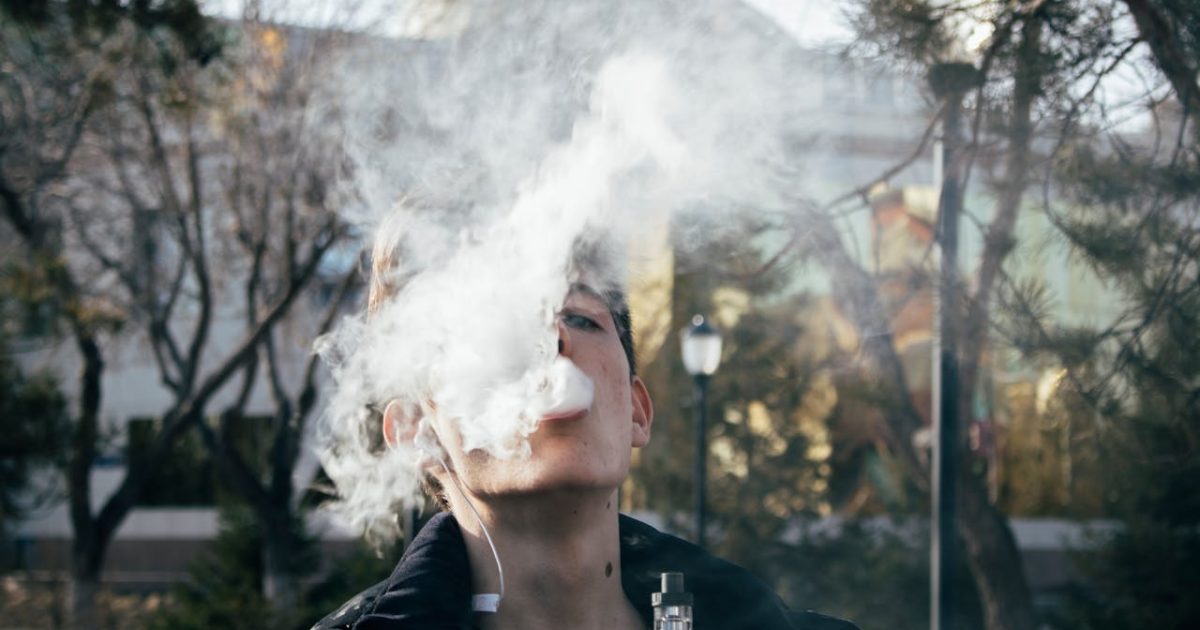 Tinerii, condamnați la o viață fără țigări: Schimbare majoră în România