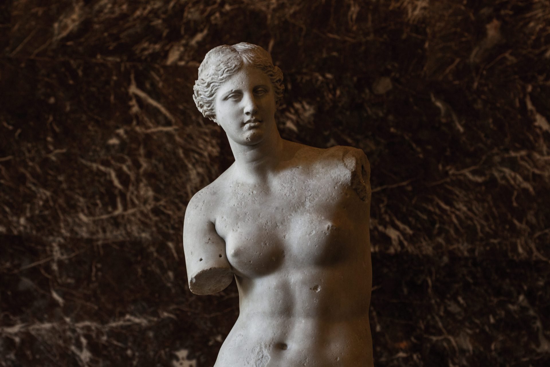 Venus din Milo: O legendă a artei redescoperită Statuia fără brațe a lui Venus din Milo, una dintre cele mai cunoscute sculpturi din lume, a fost descoperită acum peste două secole pe o insulă grecească