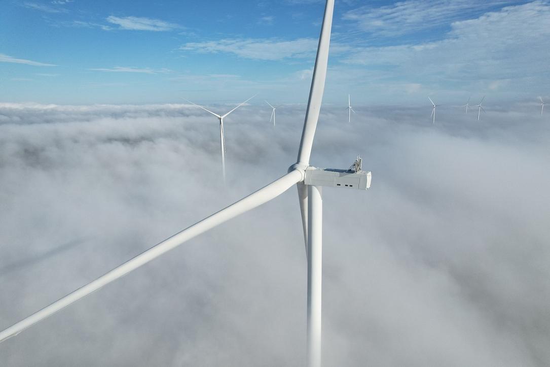 O companie bulgară din industria auto cumpără energie verde de la o fermă eoliană din România O companie din Bulgaria furnizoare de componente auto, Etem Gestamp, va achiziționa energie regenerabilă de la un proiect eolian major din România, în urma semnării unui acord pe termen lung cu Rezolv Energy