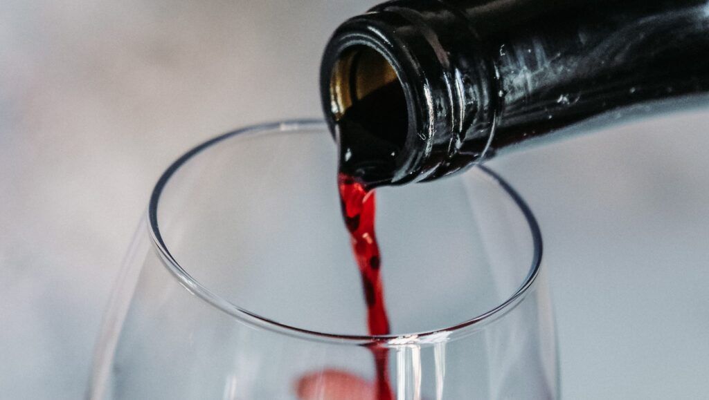 Ce pățești dacă bei vin zilnic? Verdictul medicilor despre efecte