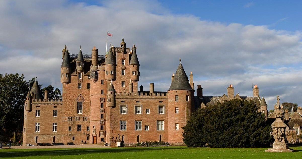 Vinuri RARE, îngropate-n castel, scoase la licitație: Prețuri ASTRONOMICE