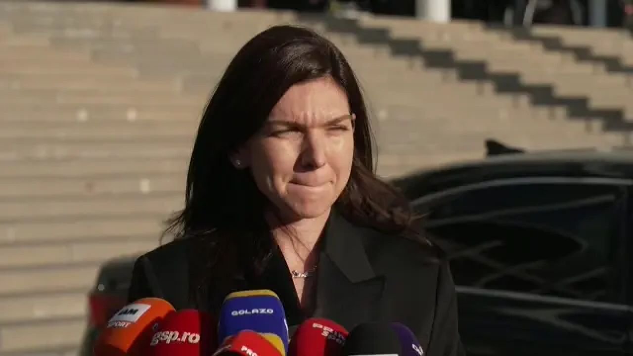 Simona Halep, prezentă la Arena Națională pentru a-i aduce un ultim omagiu lui Mircea Lucescu Fosta lideră WTA, Simona Halep, a fost prezentă la Arena Națională pentru a-și lua rămas bun de la Mircea Lucescu