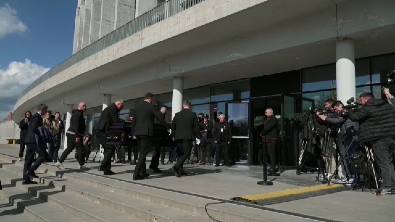Legendarul antrenor Mircea Lucescu s-a stins din viață marți seară, lăsând un gol imens în fotbalul românesc