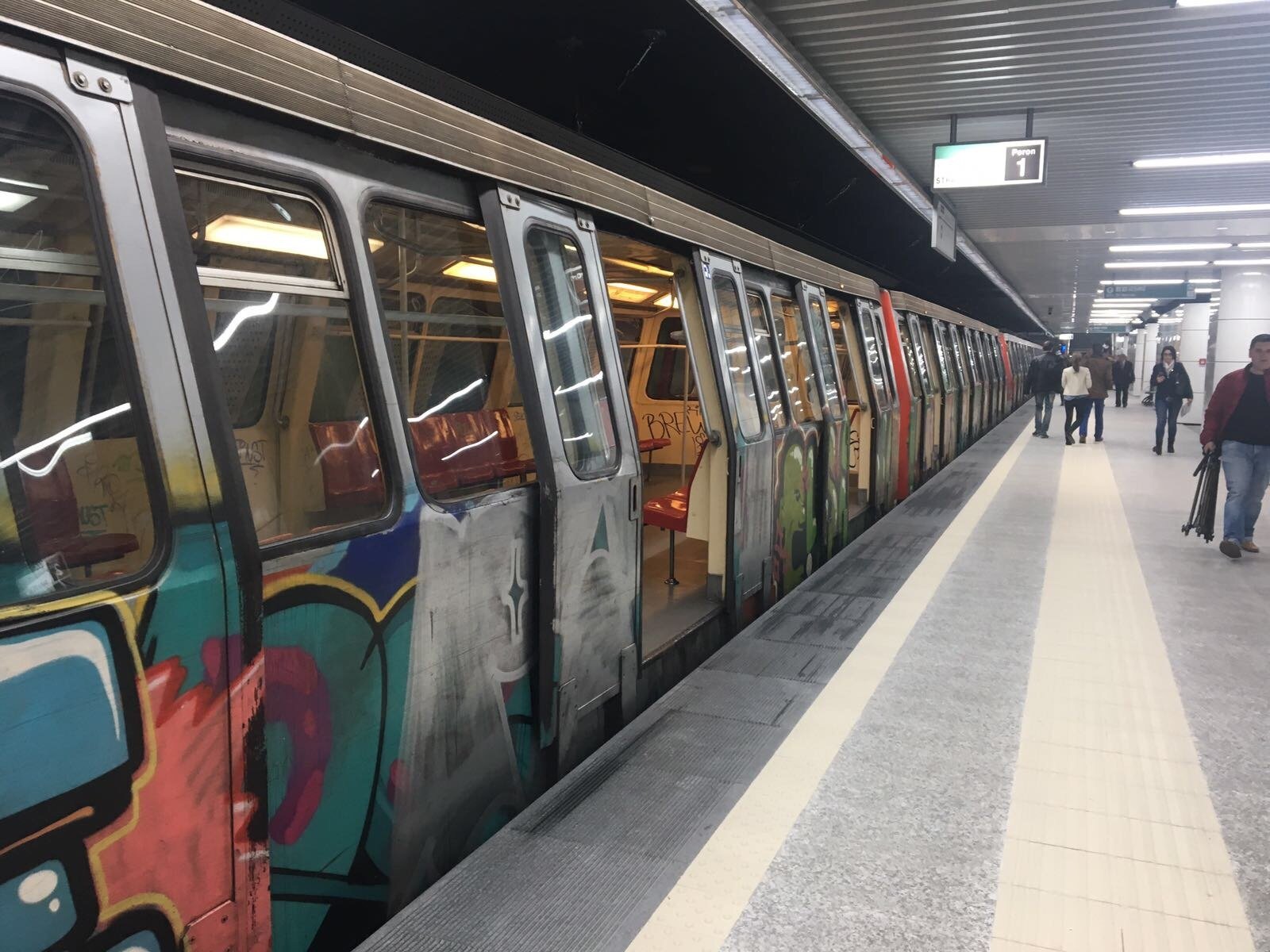 Biletele de metrou, mai scumpe? O nouă scumpire pe fondul problemelor vechi Consiliul de Administrație al Metrorex a propus o nouă scumpire a biletelor de metrou, de la 5 la 7 lei, începând cu 1 mai