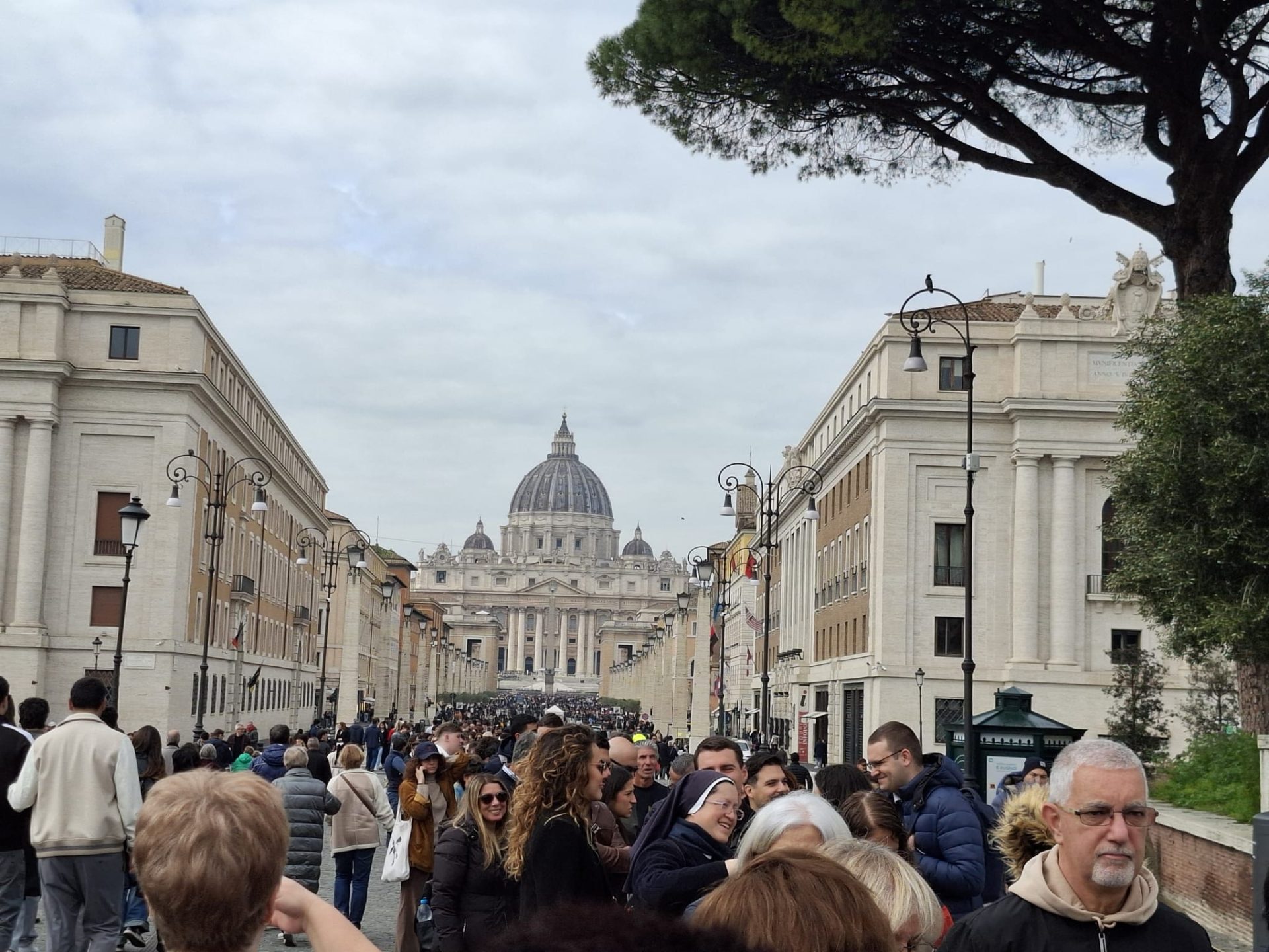 Papa Leon prezidează ceremoniile pascale în absența lui Papa Francisc Vatican – Credincioșii catolici din întreaga lume sărbătoresc Paștele în cadrul unor ceremonii speciale, conduse de Papa Leon, în absența regretatului Papa Francisc