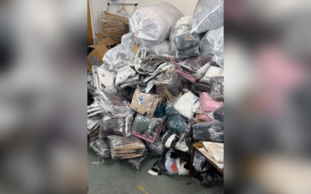 România vrea să pună stop importului de deșeuri sub formă de haine second-hand