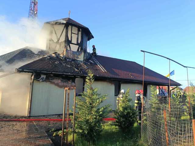 Marți dimineață, o biserică din lemn din localitatea Săcălaz, județul TIMIȘ, a fost mistuită de flăcări