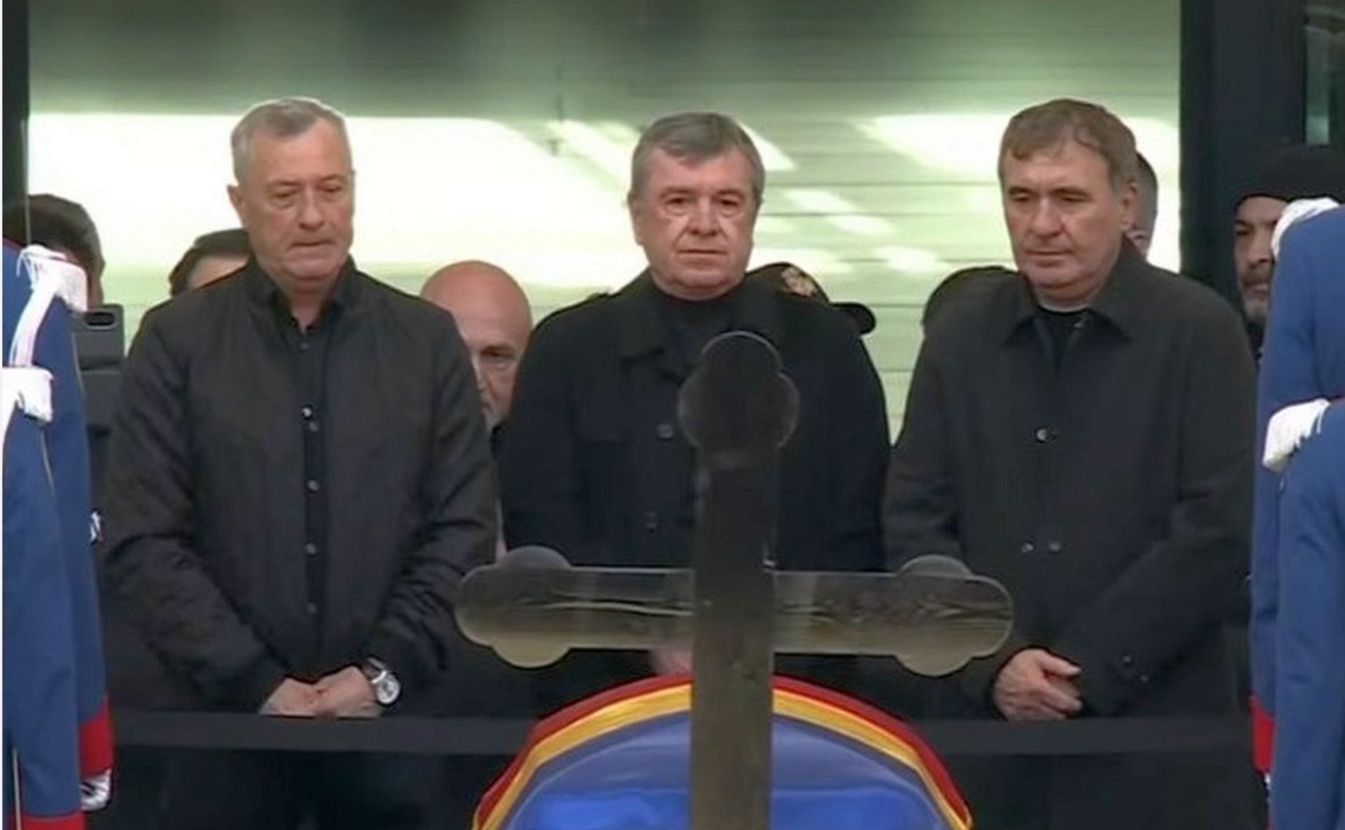 La Arena Națională, Gică Hagi, Dorin Mateuț și Mircea Rednic, foști elevi ai lui Mircea Lucescu, au adus un ultim omagiu antrenorului care a marcat carierele a generații de fotbaliști