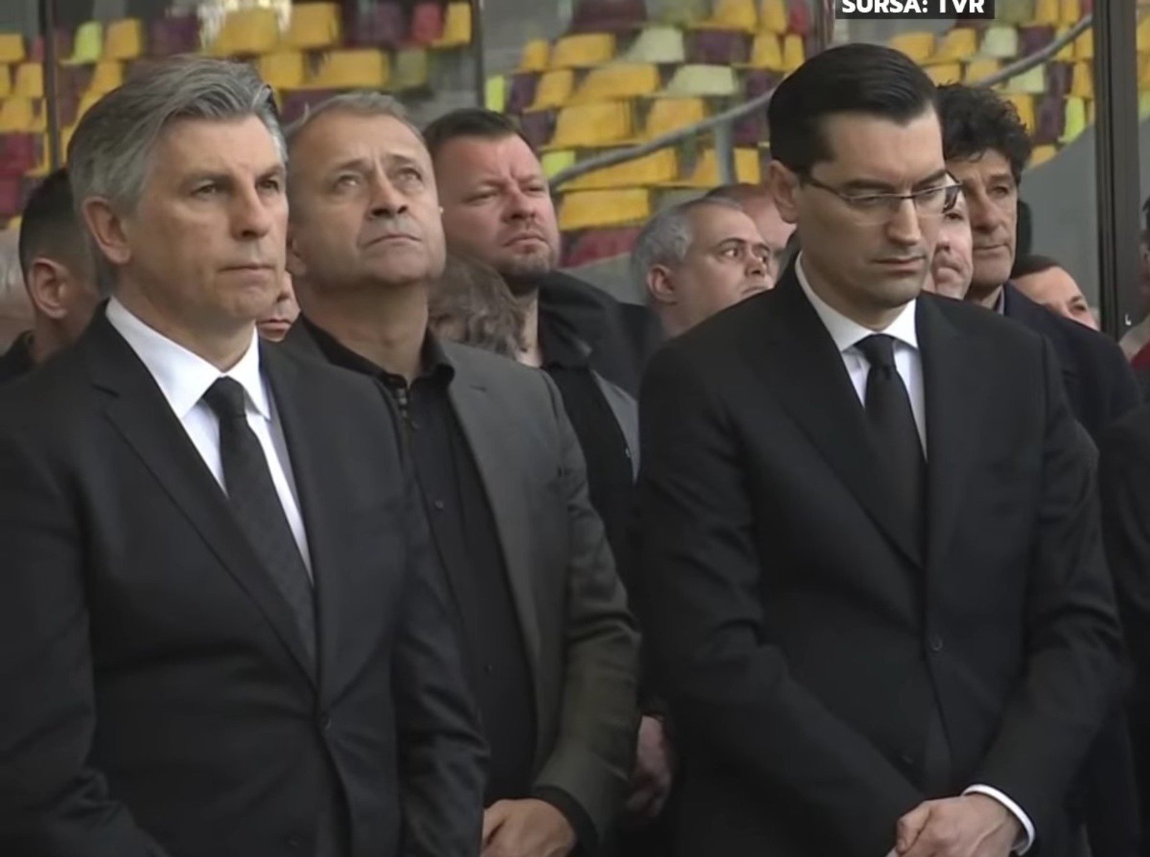 Mii de oameni și-au luat rămas bun de la Mircea Lucescu la București Arena Națională din București a fost scena unor momente emoționante, miercuri, când mii de persoane au venit să aducă un ultim omagiu legendarului antrenor Mircea Lucescu