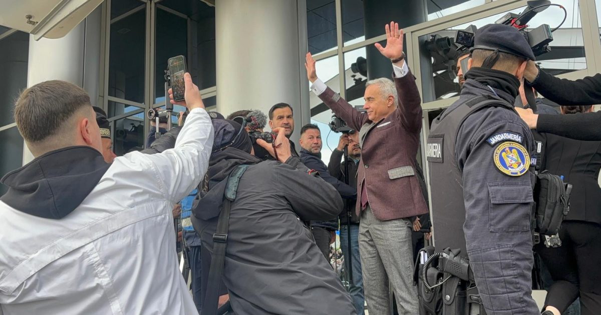 Guvernul, „găini speriate” care încearcă să „zboare” peste crize în România