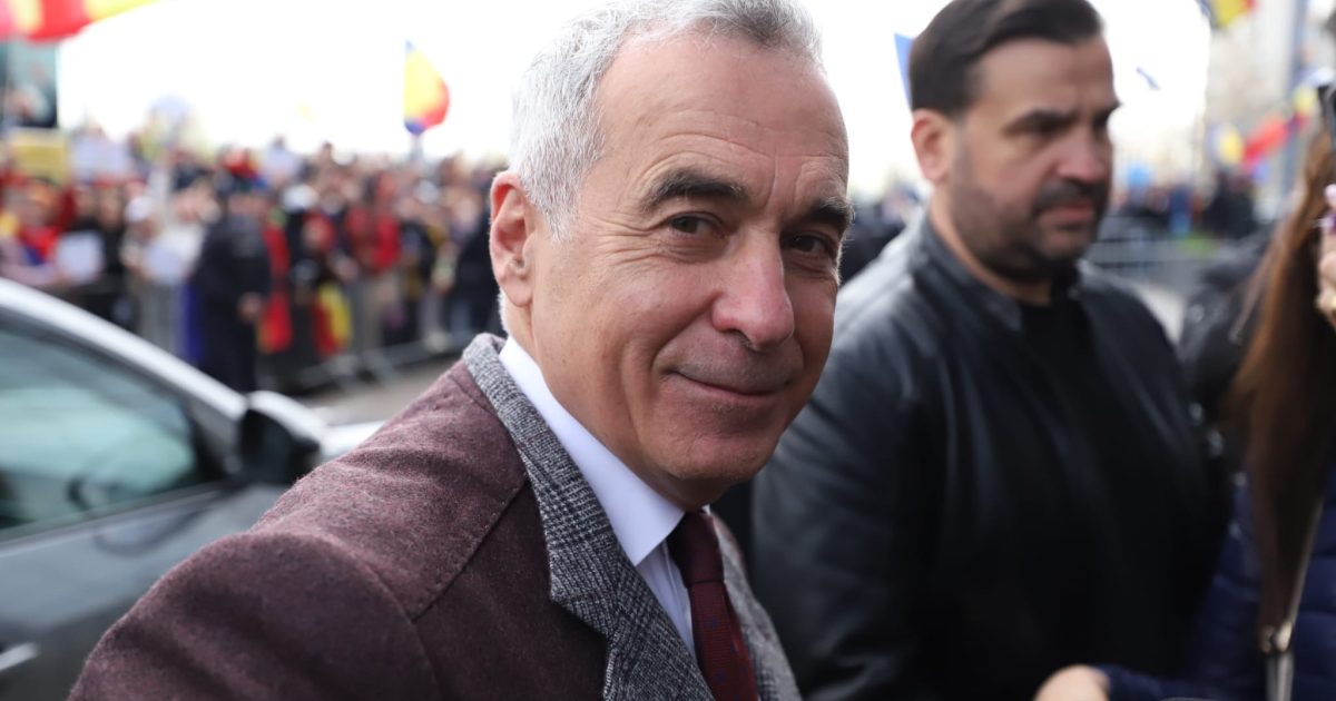 Călin Georgescu, în fața ÎCCJ: Susținătorii, cu porumbei și flori pentru „Pace”