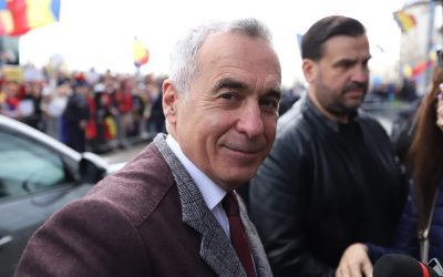 Călin Georgescu, în fața ÎCCJ: Susținătorii, cu porumbei și flori pentru „Pace”