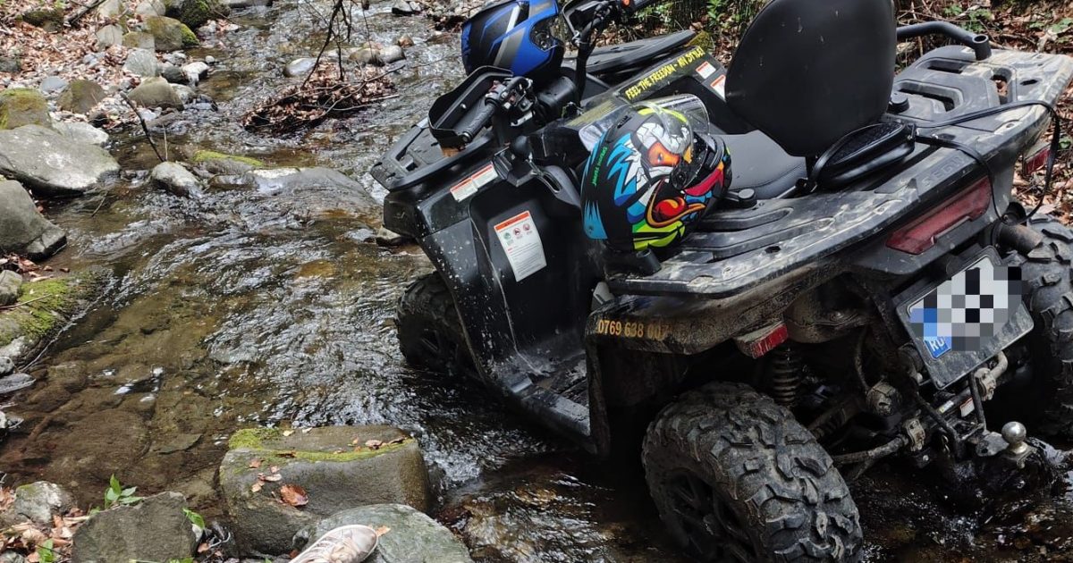 Tineri, accident grav pe Valea Păușa: ATV prăbușit 8 metri într-un pârâu, intervenție rapidă a jandarmilor din Călimănești