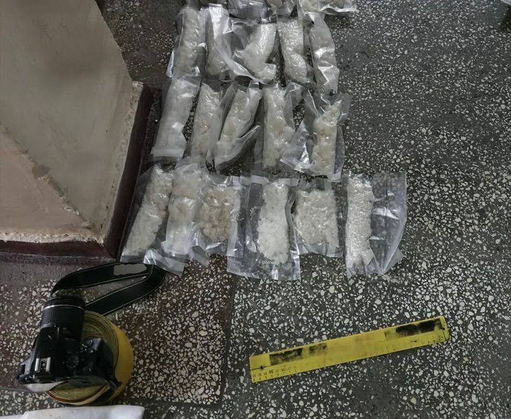 Opt kilograme de droguri de mare risc, descoperite de polițiști: Patru arestări