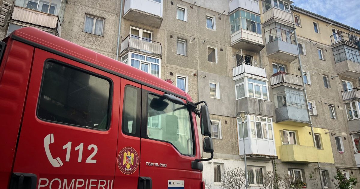 Incendiu devastator la Sibiu: Un bărbat a murit, 21 de persoane evacuate