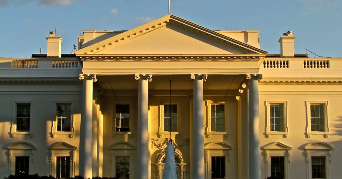 Angajați CASA ALBĂ, vizați: Pariuri pe petrol cu informații secrete