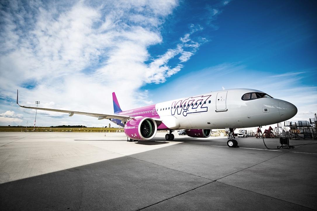 Imaginea Wizz Air revine cu forțe proaspete la Târgu Mureș: O nouă bază și rute extinse Compania aeriană low-cost Wizz Air a redeschis oficial baza de la Târgu Mureș, în inima Transilvaniei, marcând o extindere semnificativă a operațiunilor sale locale