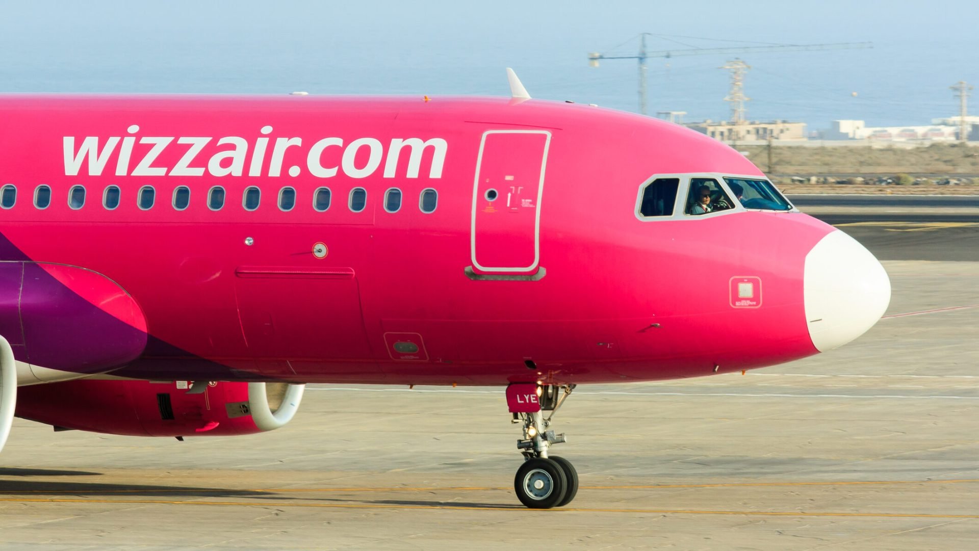 Wizz Air se transformă: Internet la bord, clasă premium și focus pe Europa București, 29 martie 2024 – Compania aeriană low-cost Wizz Air trece printr-o serie de schimbări strategice importante, culminând cu introducerea internetului la bord și lansarea unei noi clase premium, Wizz Class