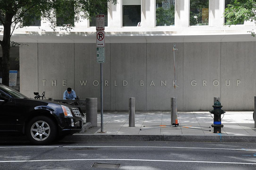 București – Banca Mondială (BM) a aprobat un împrumut de 650 de milioane de dolari pentru România, fonduri menite să sprijine eforturile guvernului de a consolida sustenabilitatea fiscală, de a stimula dezvoltarea sectorului privat și de a crea locuri de muncă