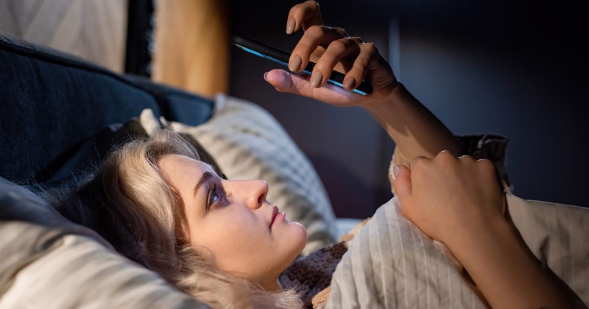Oamenii petrec ore bune în fiecare zi pe telefon, iar studiile arată că o pauză de la această rutină poate aduce beneficii semnificative pentru sănătate