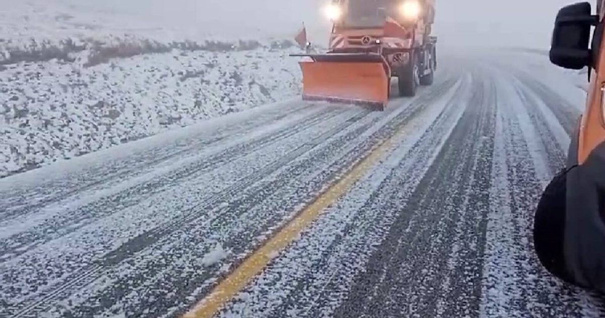 ATENȚIE! Sector de drum, periculos: Nu treceți, chiar dacă vedeți breșa