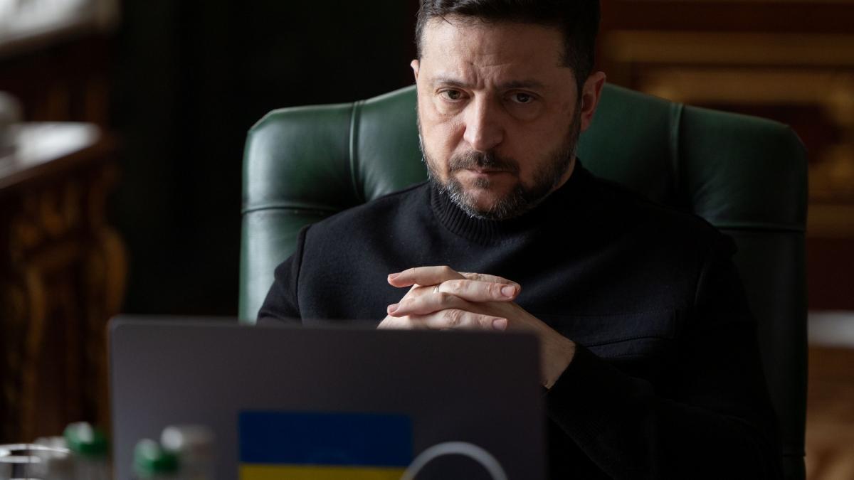 Ucraina propune Rusiei armistițiu privind infrastructura energetică Președintele ucrainean, Volodimir Zelenski, a anunțat luni că a înaintat Rusiei, prin intermediul mediatorilor americani, o propunere de armistițiu care vizează atacurile asupra infrastructurii energetice a ambelor țări