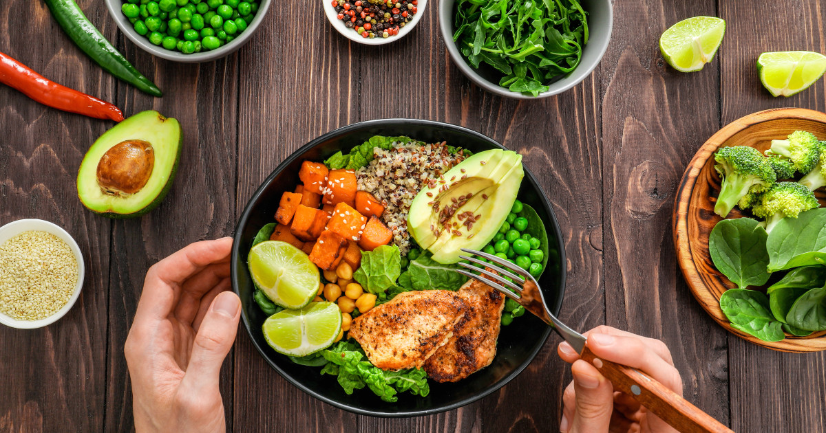 Proteinele salvatoare: Ce alimente recomandă medicii pentru masă musculară