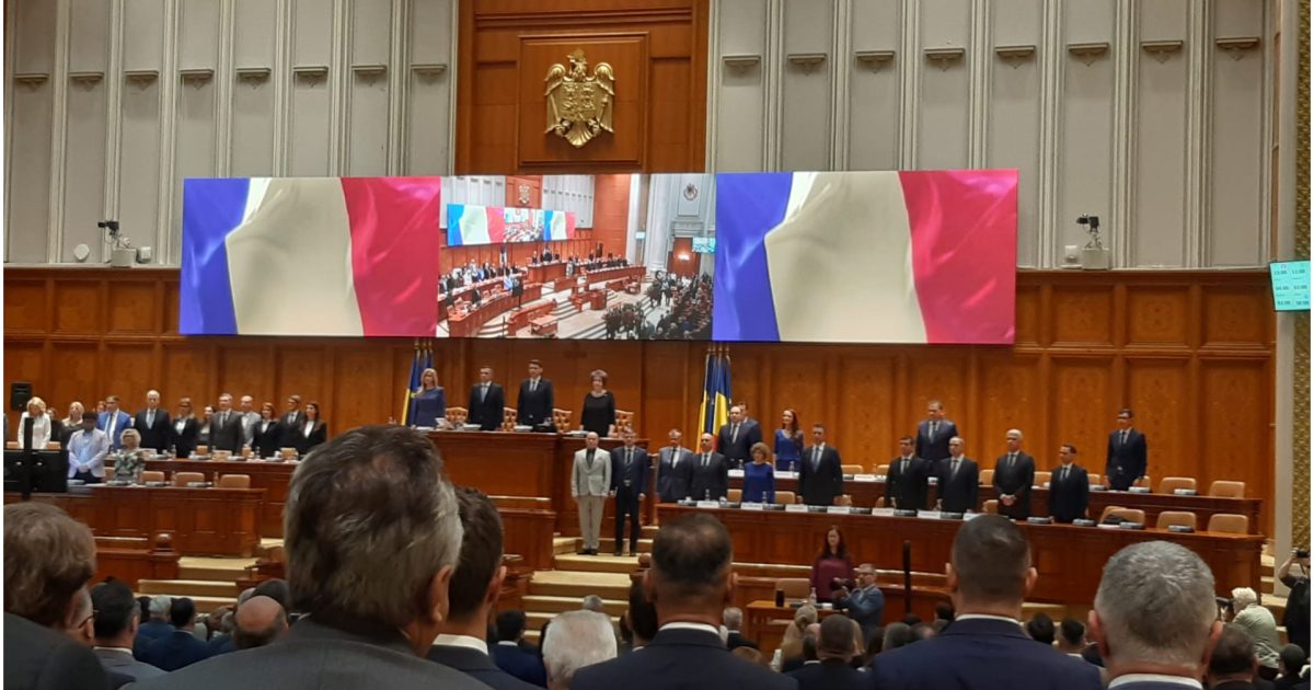 A început bătălia pentru Guvern: Moțiunea împotriva lui Bolojan, în dezbatere