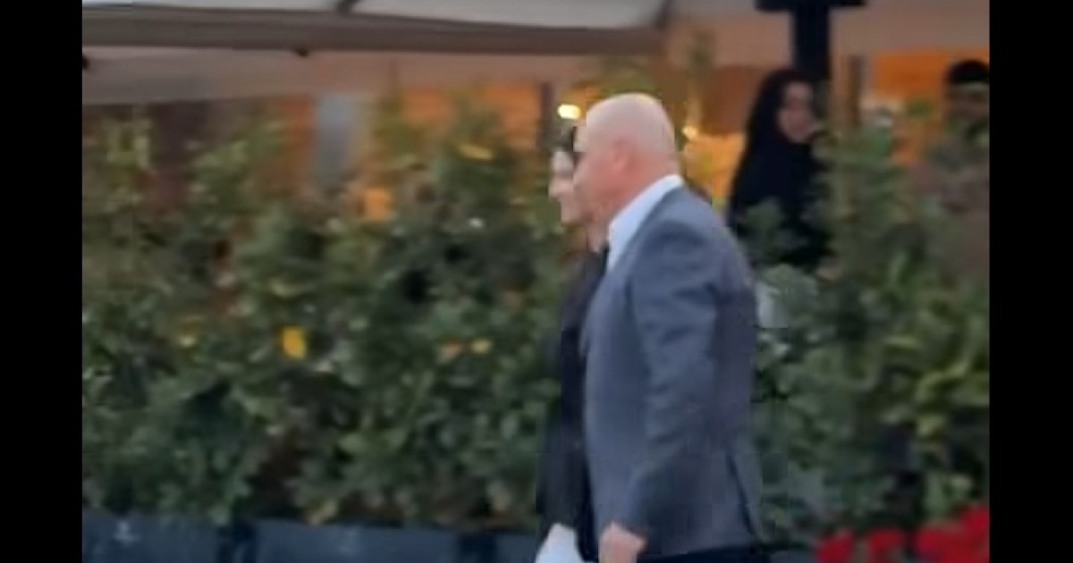 Bolojan, aplaudat în Cetatea Oradea: Premierul, ovaționat la ieșirea din restaurant