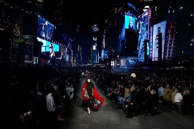 Gucci, spectacol grandios în Times Square: Kering pariază totul pe relansare
