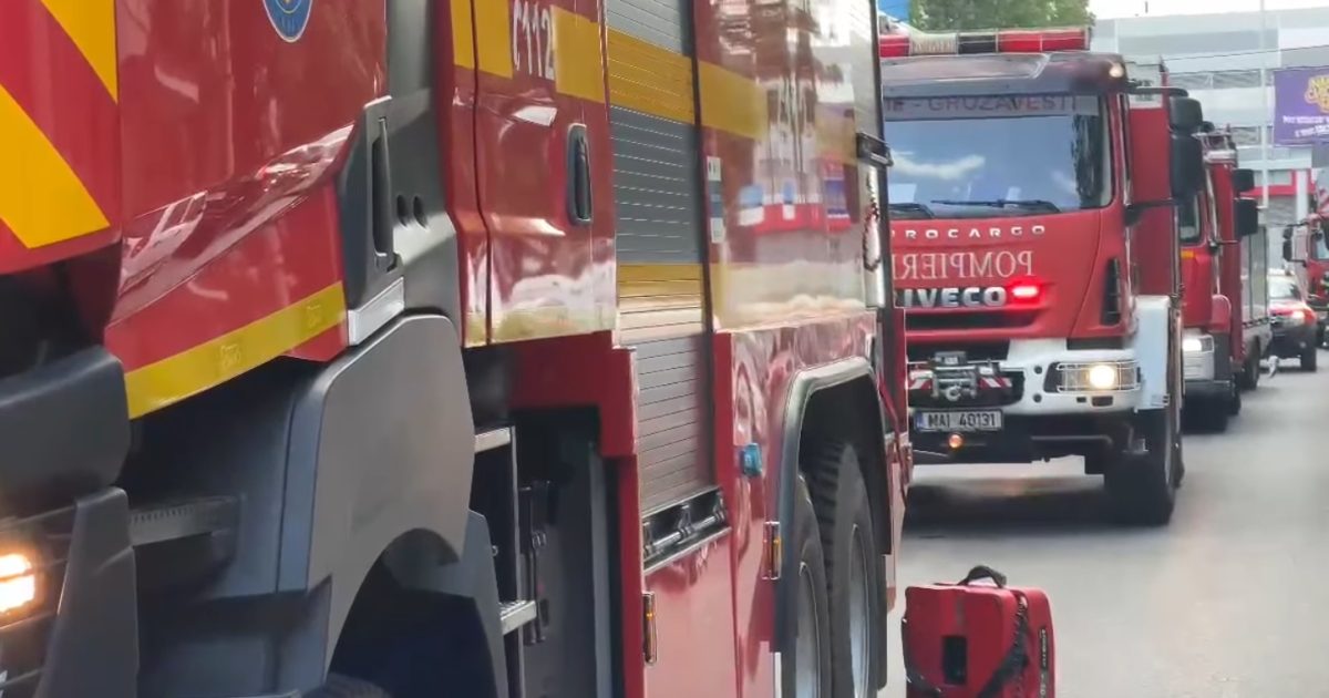 Incendiu la o saună din Iași: Pompierii luptă să salveze o cabană turistică