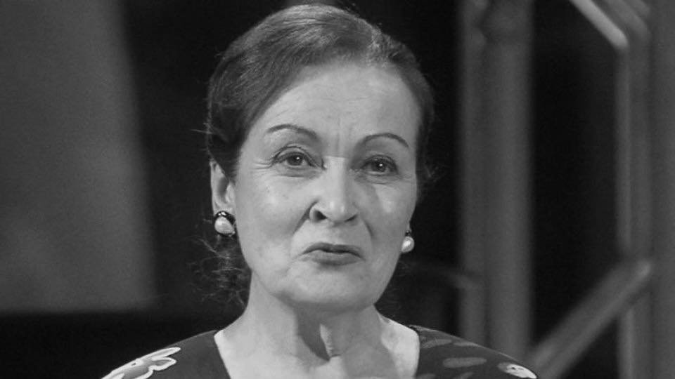 O prezență remarcabilă: Un om cu eleganță și noblețe, un glas cald