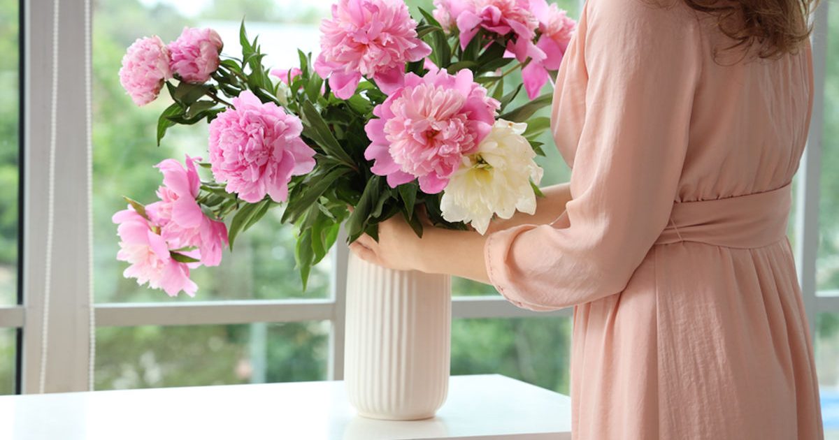 Moneda de 5 bani în vază: Trucul floral care te va uimi!