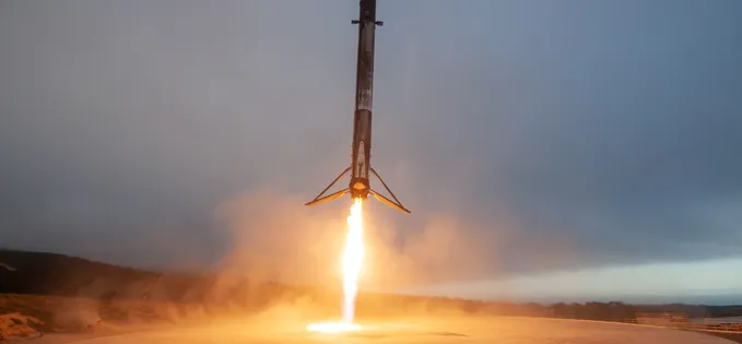 SpaceX revoluționează spațiul cu rachete reutilizabile