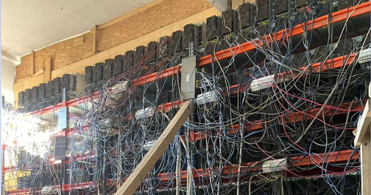 ANAF a dat lovitura: Fermă uriașă de criptomonede, ascunsă într-o clădire părăsită