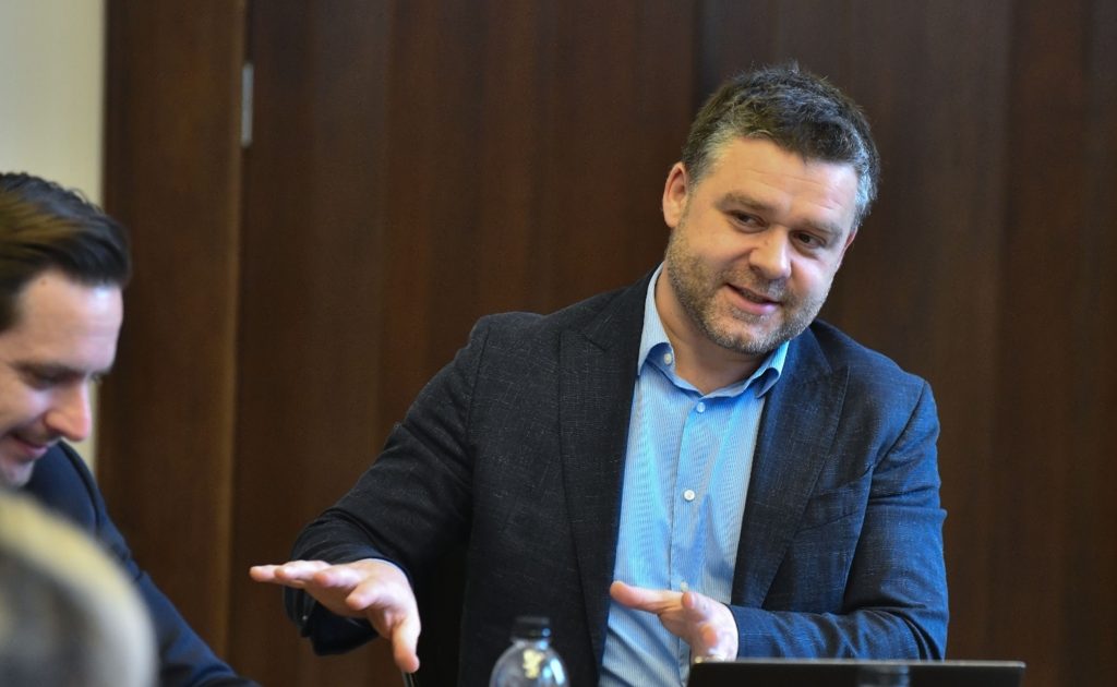 Ciucu absentează la ședința PNL: Veștea, singur contra atacurilor