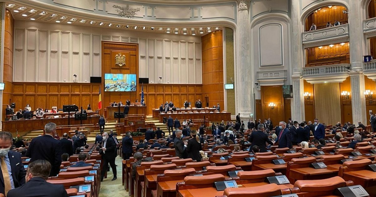 Cine doboară un guvern, construiește altul