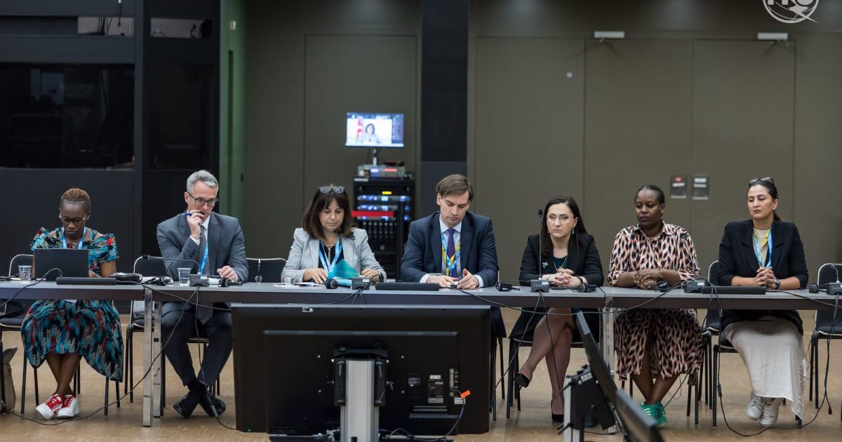 AI și guvernanța: Discuții la summitul informației