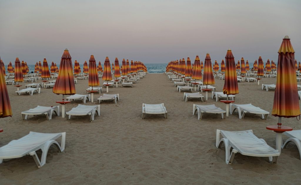 Vacanțe compromise la Constanța. Fenomenul care ține turiștii pe mal, în timp ce meteorologii anunță și coduri de furtună