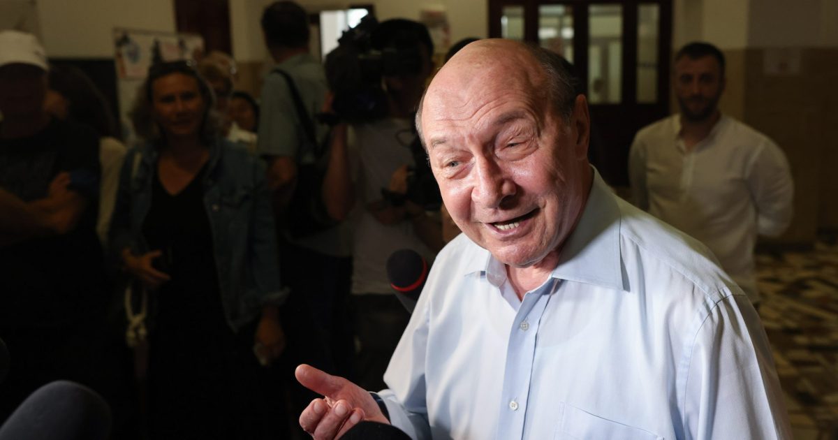 Băsescu, despre AUR: „Simion își bate joc de ei”