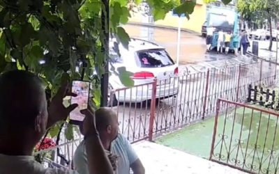 Femei împing un microbuz în Galați, bărbați filmează de pe terasă