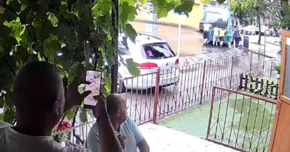 Femei împing un microbuz în Galați, bărbați filmează de pe terasă