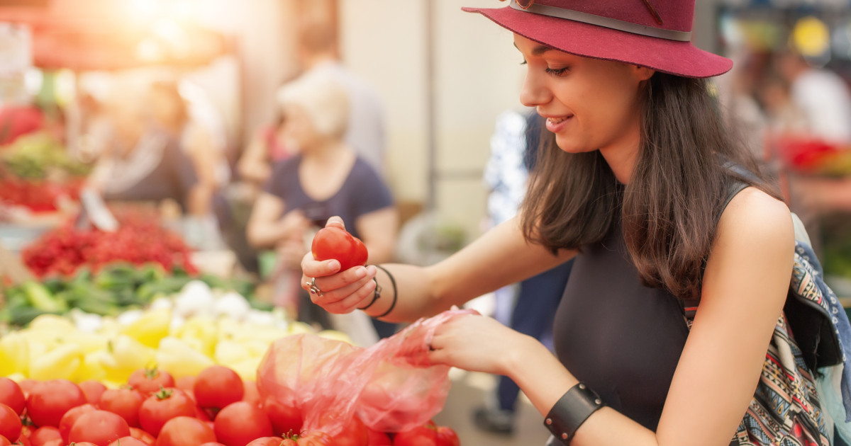 Pericol la piață: 70.000 de români anual bolnavi din cauza alimentelor
