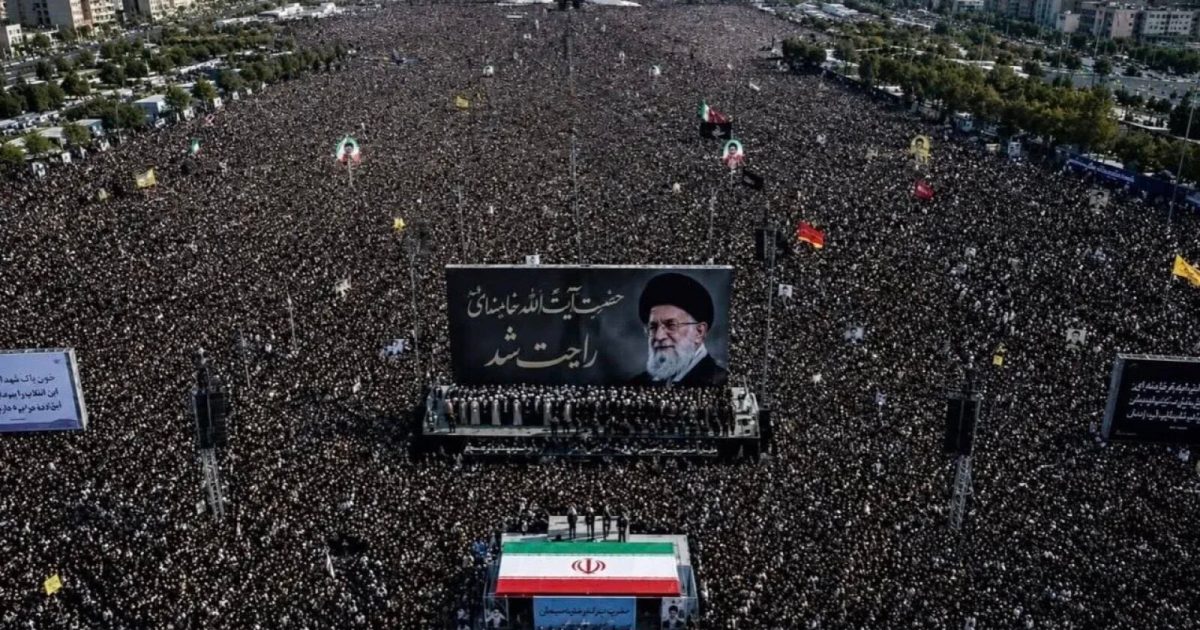 Qom în doliu: O mare mulțime își ia rămas bun de la Khamenei