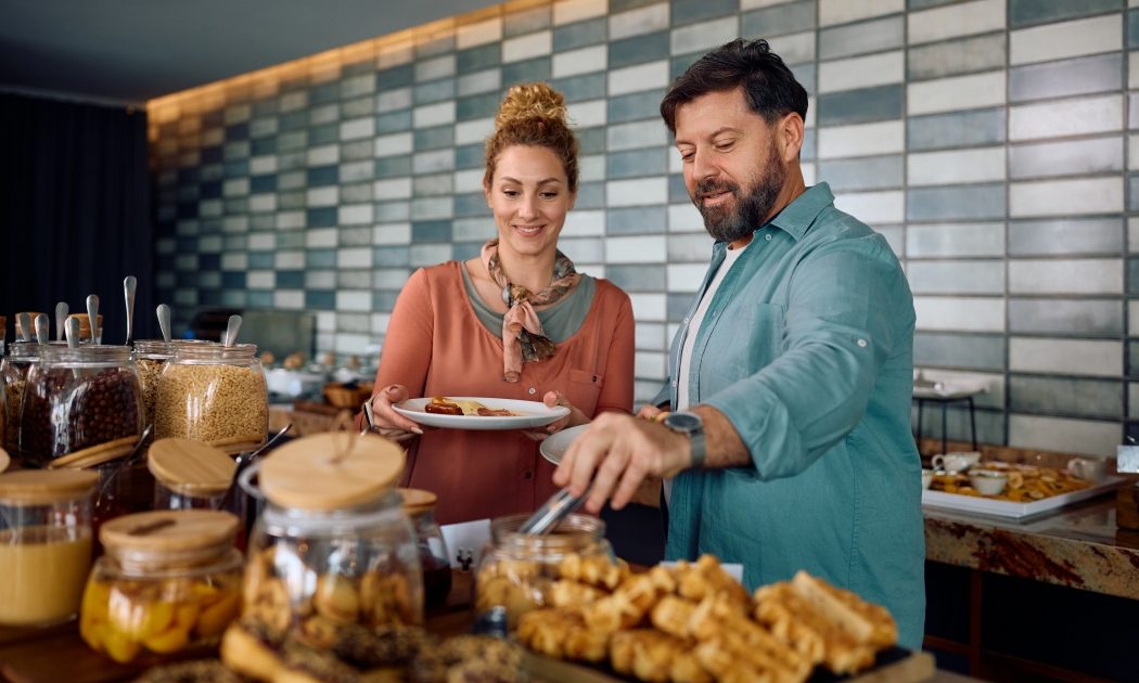 Alimentele interzise la all inclusive: Riscuri rele pentru sănătate