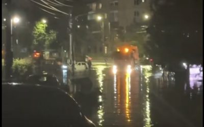 CRAIOVA SUB BĂTAIA FURTUNII: Străzi inundate, copaci doborâți, tramvaie oprite