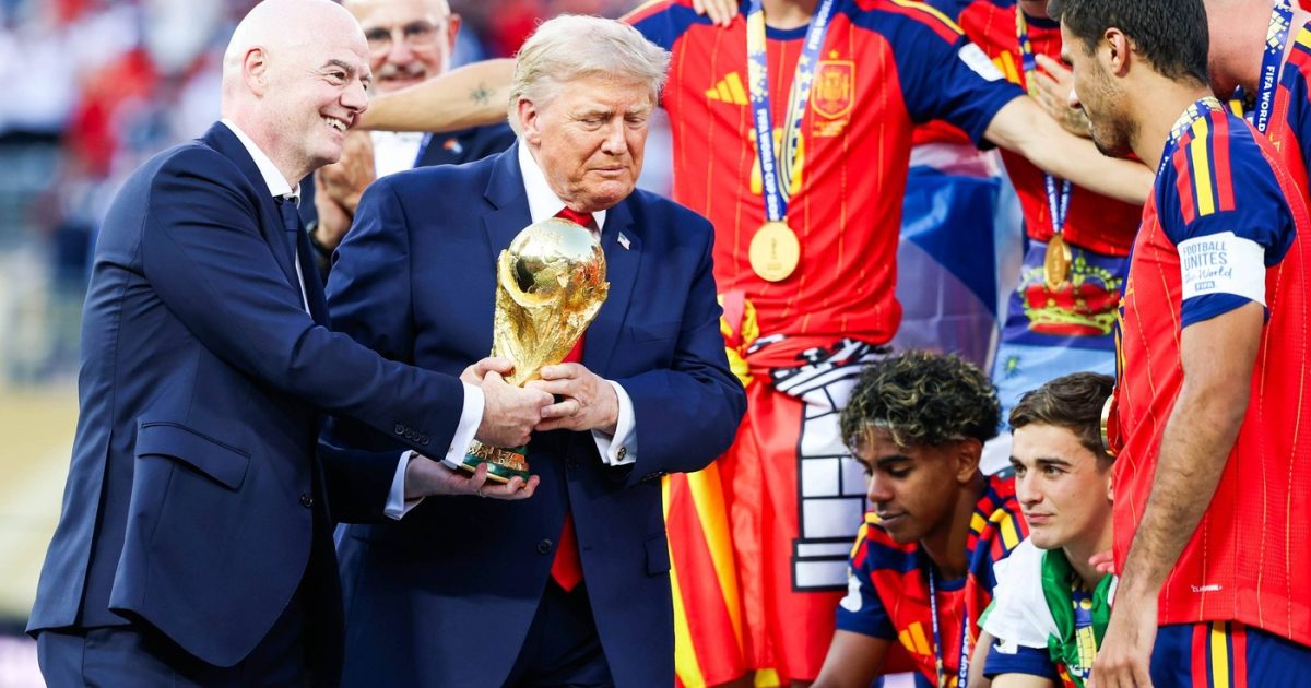 Trump, în poza Spaniei cu Cupa Mondială. Gestul lui Infantino