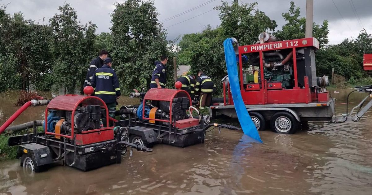 Inundații puternice: Case devenite capcane, evacuați de urgență