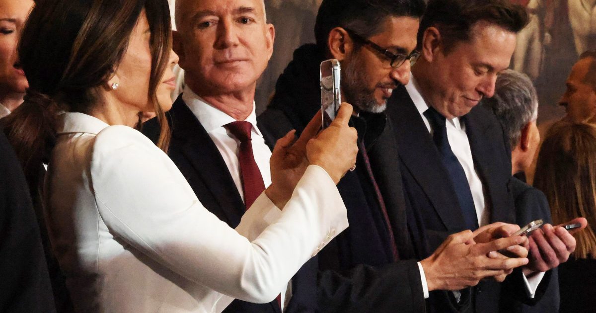 Bezos și Musk, avertizați: Centrele lor de date, dezastru ecologic