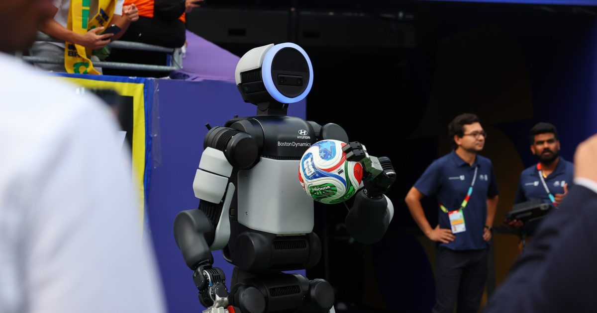 Robot umanoid la Brazilia-Norvegia, adus de Hyundai